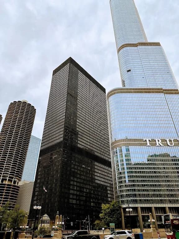 Latham & Watkins LLP — attorney in Chicago, IL